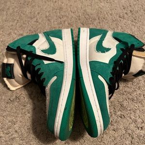 Jordan 1 green and white men shoes great condition